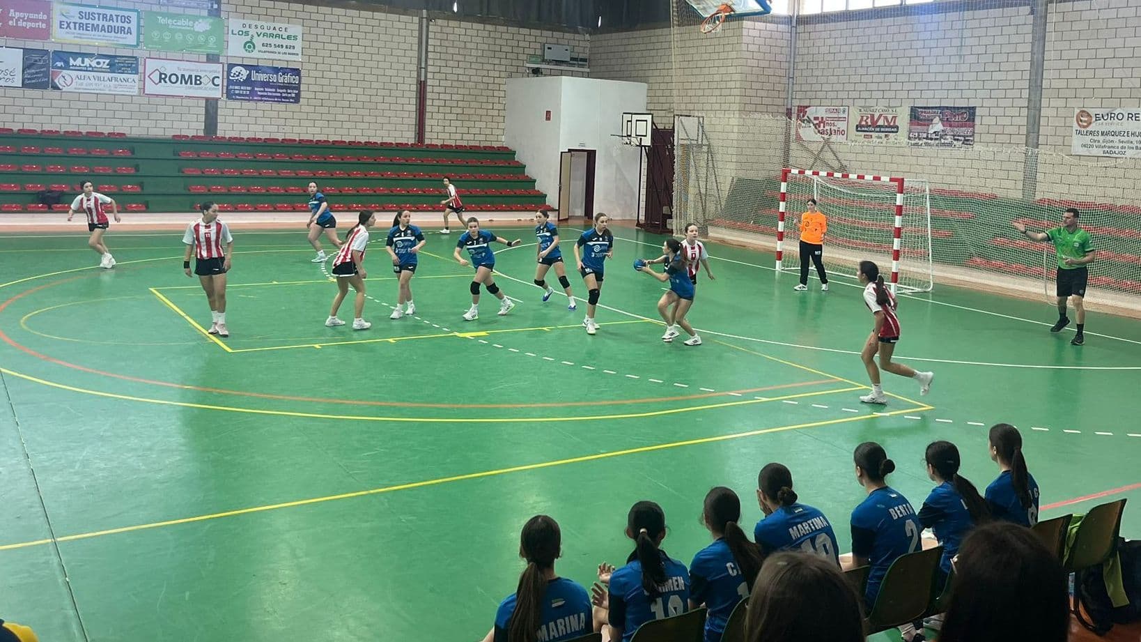 Partido entre Ciudad de Villafranca y EMD Azuaga Rojo en la última jornada de la Liga Infantil Femenina