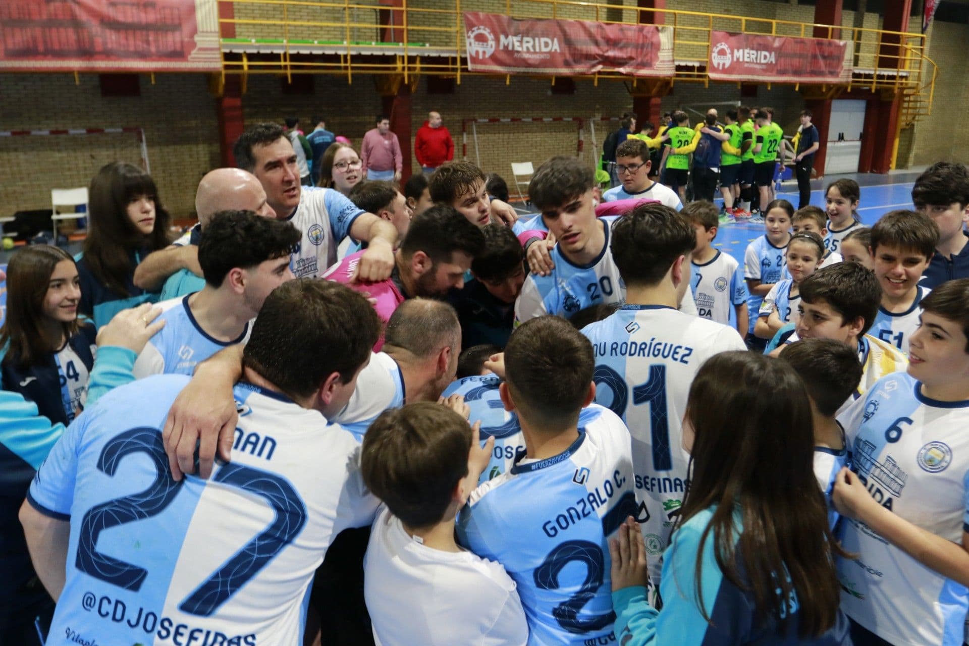 Jugadores del CD Josefinas Mérida celebran la victoria ante Ciudad de Villafranca en semifinales