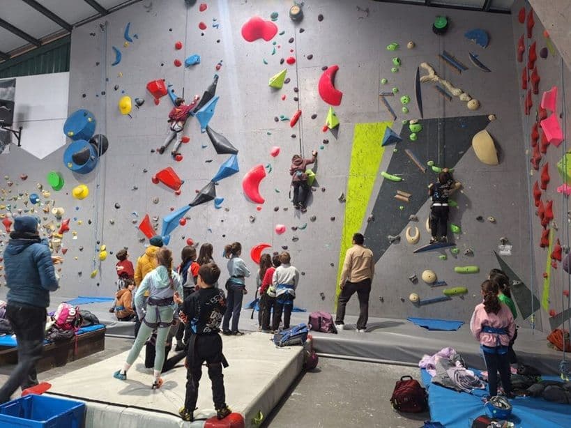 Jóvenes escaladores en una prueba de los Judex de escalada de Extremadura