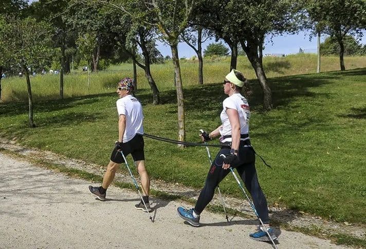 Coria estrena una competición pionera de marcha nórdica inclusiva en Extremadura