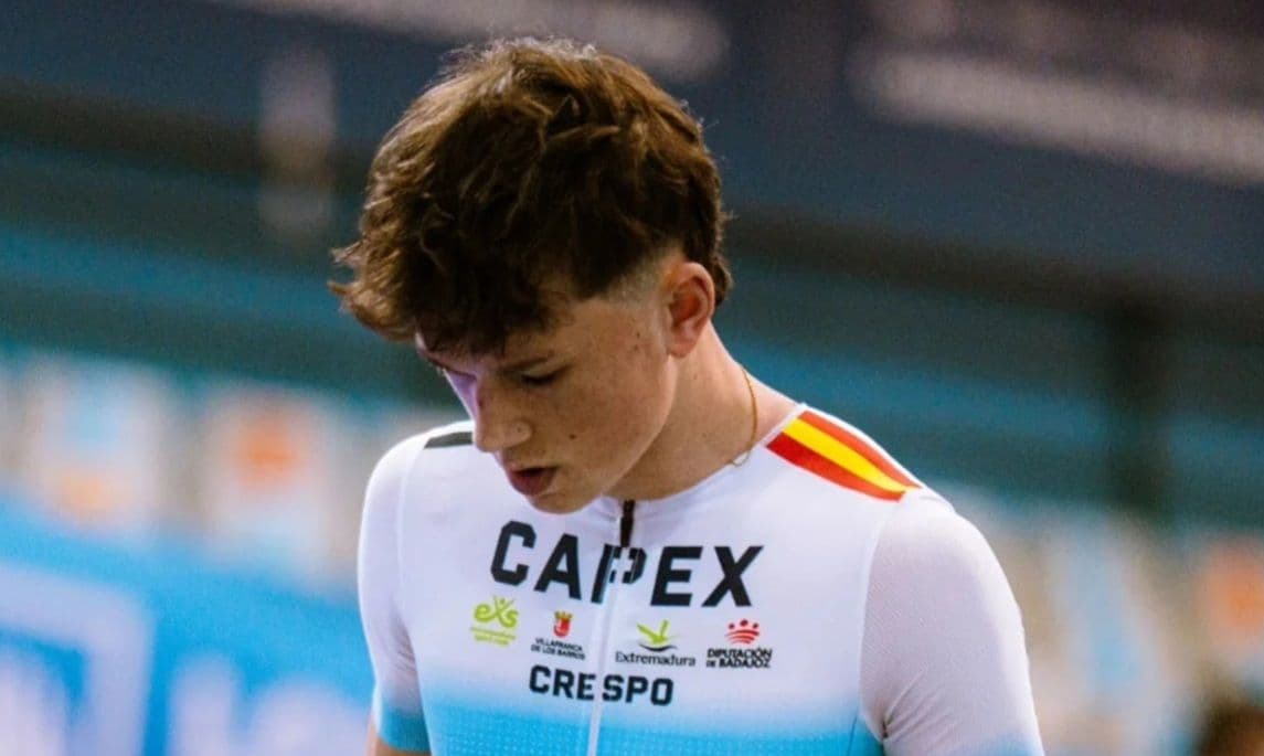 Óscar Crespo celebra su título nacional sub20 en 400 metros lisos