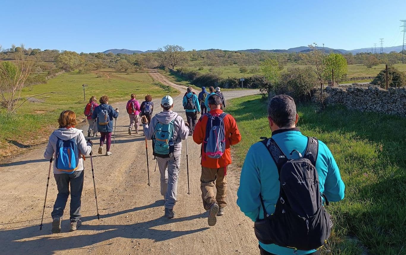 Participantes en una ruta de senderismo inclusivo organizada por Euexia